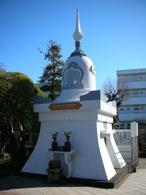 玄忠寺　仏舎利塔